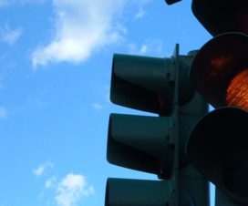 Attraversare con il semaforo giallo: la multa è valida?