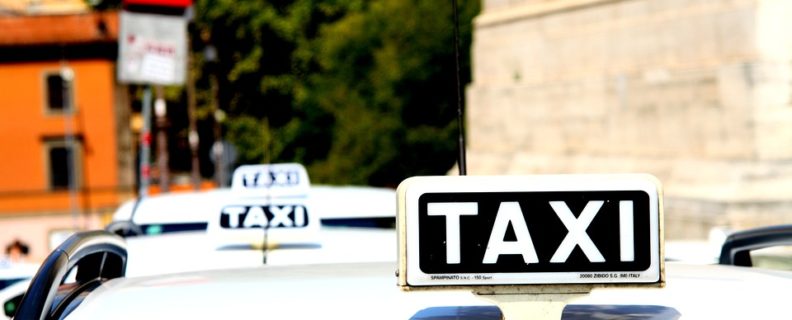 Come funziona e come si calcola il costo del servizio taxi in Italia?