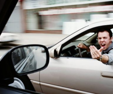 Sapevate che si può essere multati se si bestemmia alla guida? Costo multa per chi bestemmia