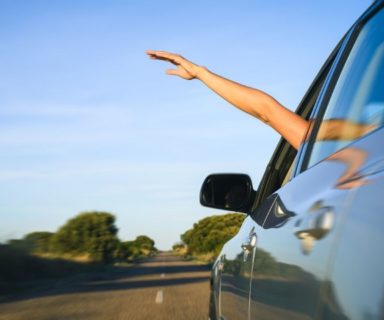 Multa guida con il braccio fuori dal finestrino Se guidi con il braccio fuori dal finestrino rischi la multa